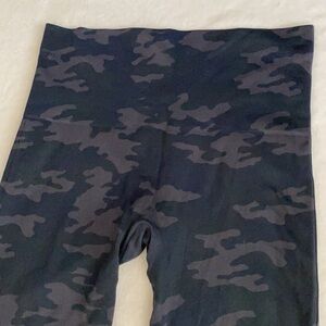 Spanx | Look At Me Now Seamless Camo Capri Leggings Compression Gray Blue (L)